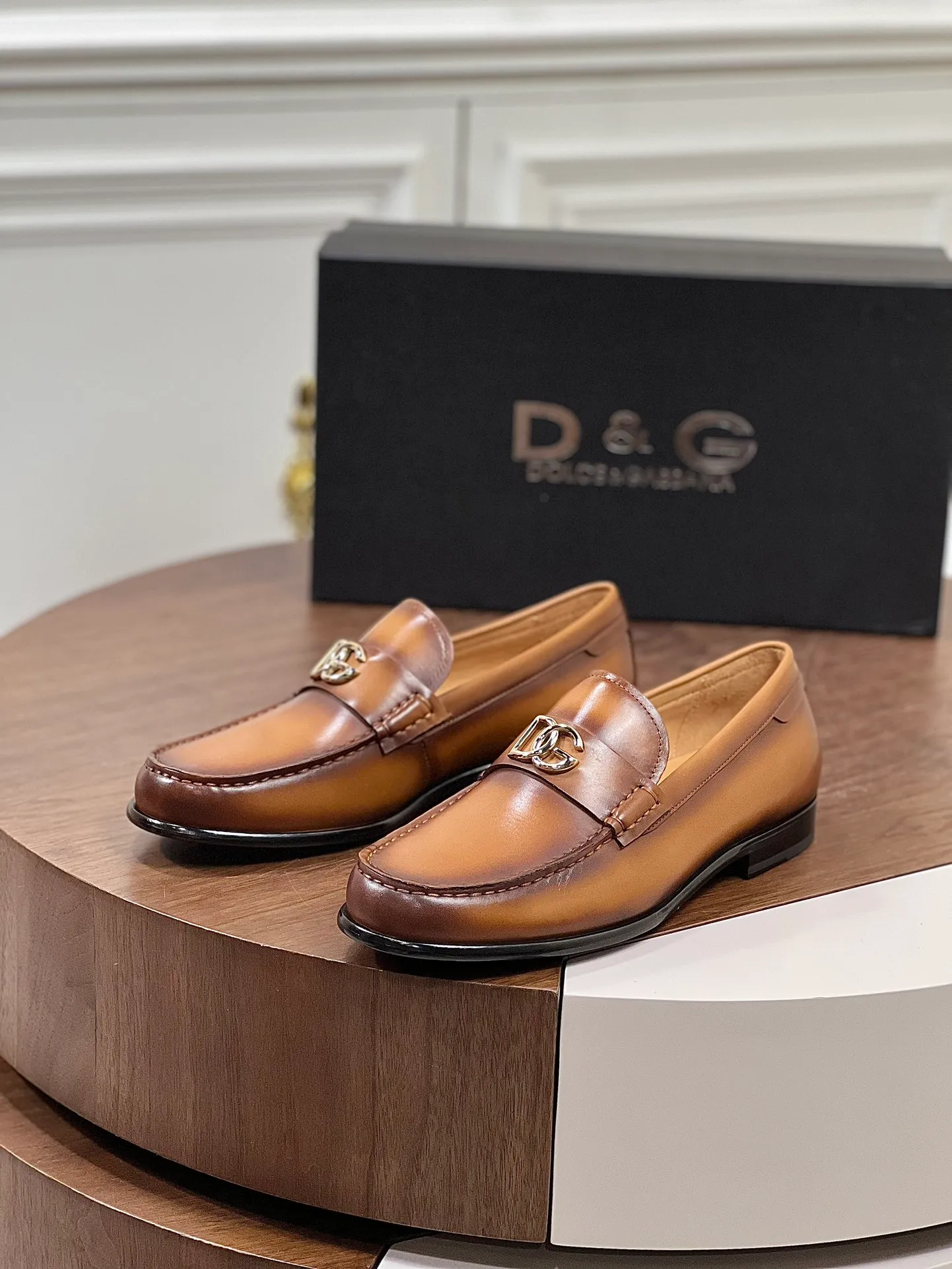 Factory price: 960💰••New product••Dolce&Gabb*_Dg high-end men's formal shoes and casual leather shoes. First-layer cowhide upper imported from Italy. You can see the leather texture at a glance. Breathable calfskin lining. High-end and luxurious leather outsole. Unique style. Finely crafted details! Size: 39-44 (38.45.46 customized)